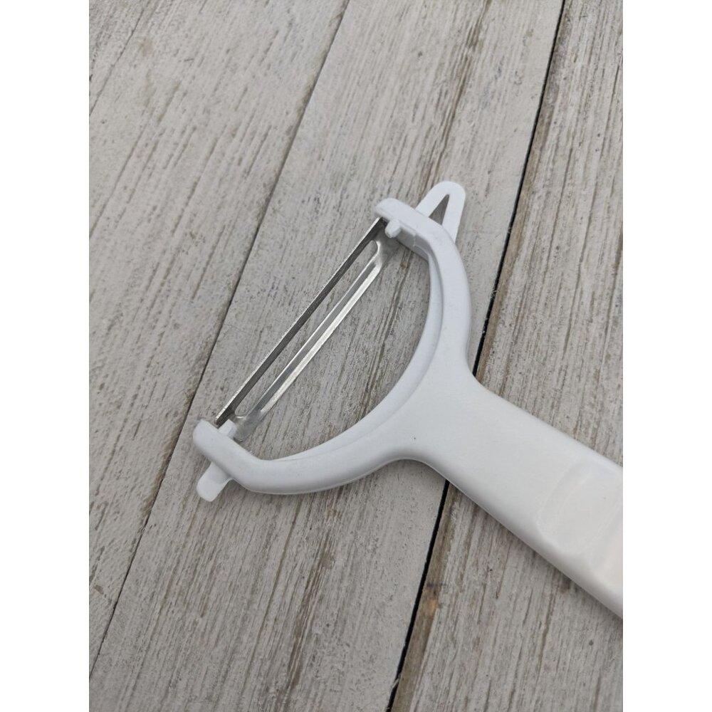 Stainless Steel Floating Blade Vegetable Potato Peeler White Handle 6" - Picture 3 of 7